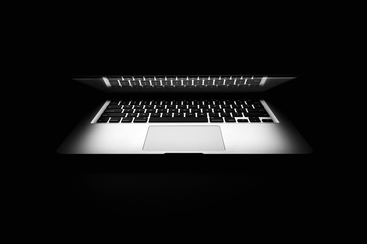 Laptop podświetlony w ciemności