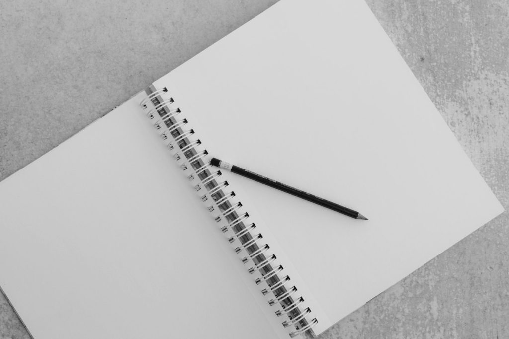 Otwarty notes z ołówkiem
